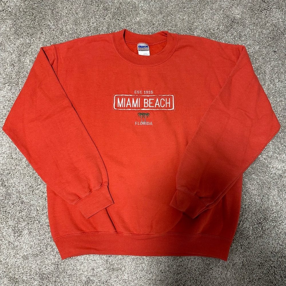 Gildan Coral Miami Beach, Florida Embroidered Crewneck Sweatshirt Size M